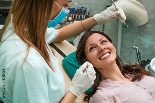 Foto Female patient with dentist looking happy and smiling