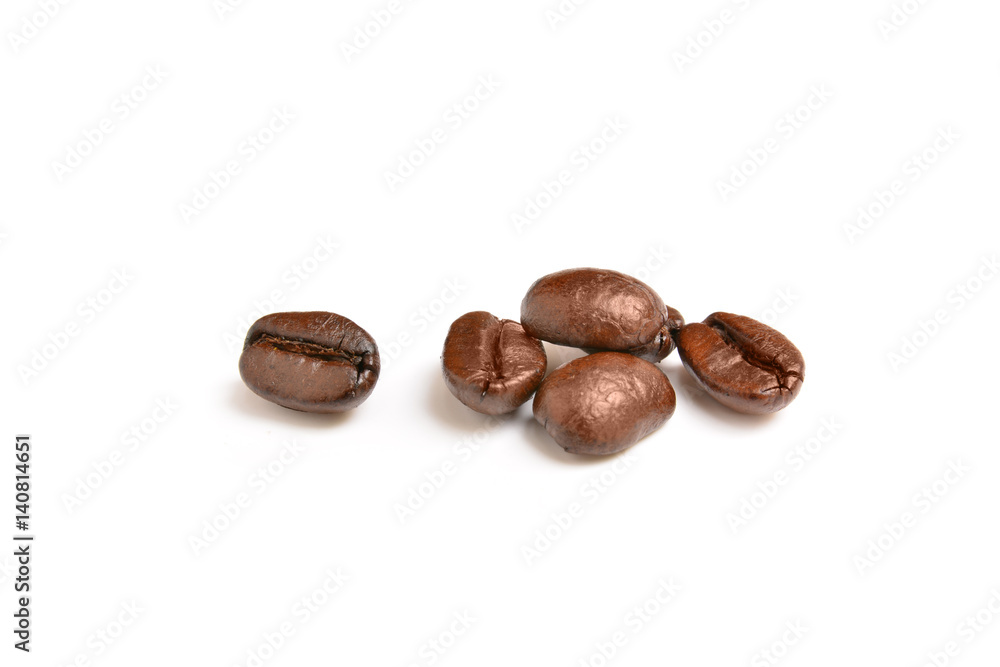 Naklejka premium roasted coffee beans isolated on white background