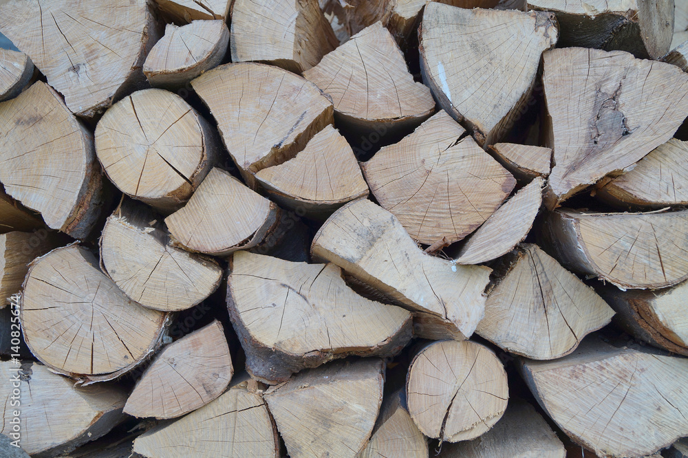 Feuerholzstapel für Kamin und Grill Stock Photo | Adobe Stock