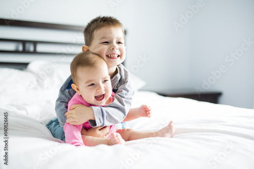 Canvastavla baby and his brother on bed