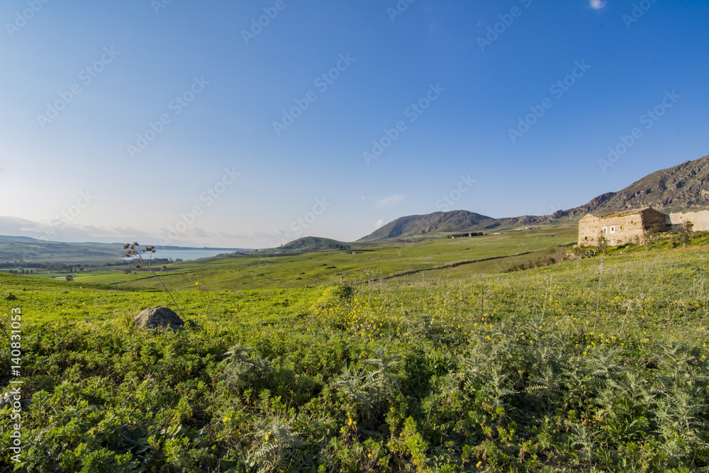 Veduta panoramica sulla vallata con il lago Poma sullo sfondo, provincia di Palermo IT