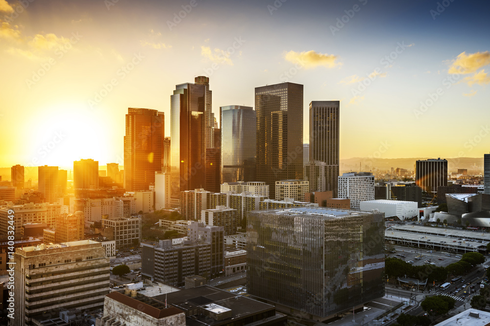 Naklejka premium Downtown Skyline o zachodzie słońca. Los Angeles, Kalifornia, USA