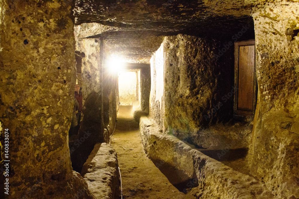 interno di una tomba etrusca