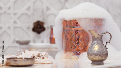 Fotografía Water jar, towel and copper bowl with soap foam in turkish hamam