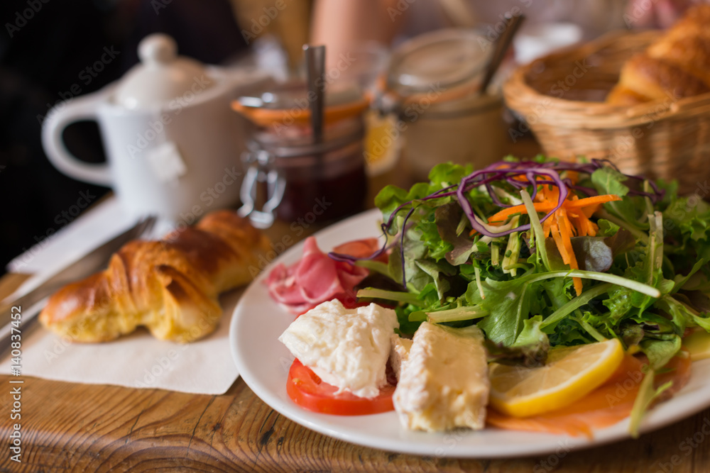 Frischer Salat mit Käse und Fleisch Frischer Salat mit Käse und Fleisch