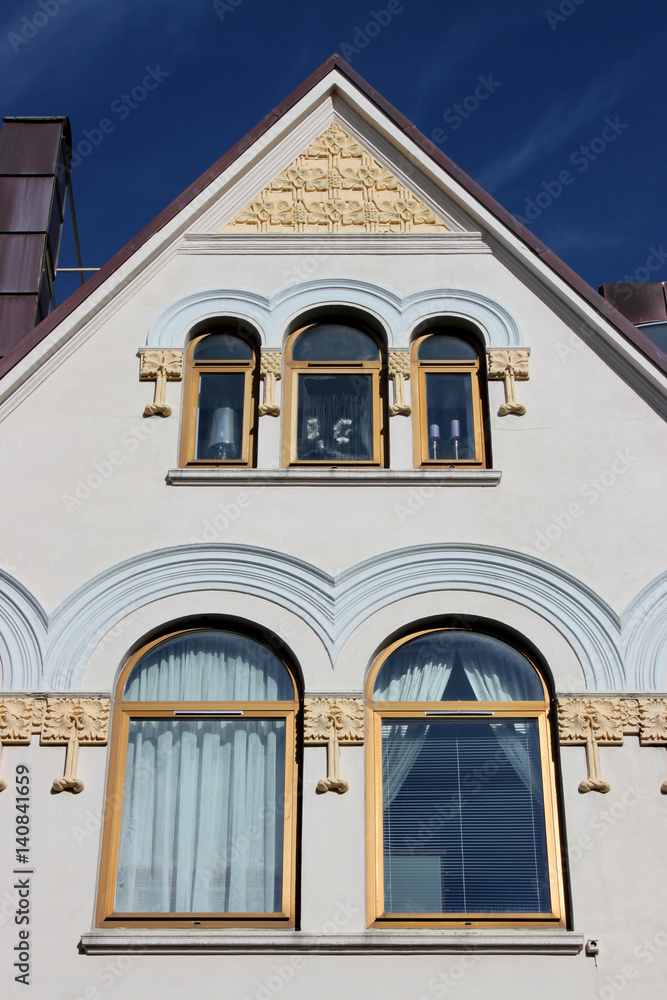 Giebel an einem Wohnhaus mit Fenstern und dekorativem Ornament, Jugendstil, Alesund, Norwegen
