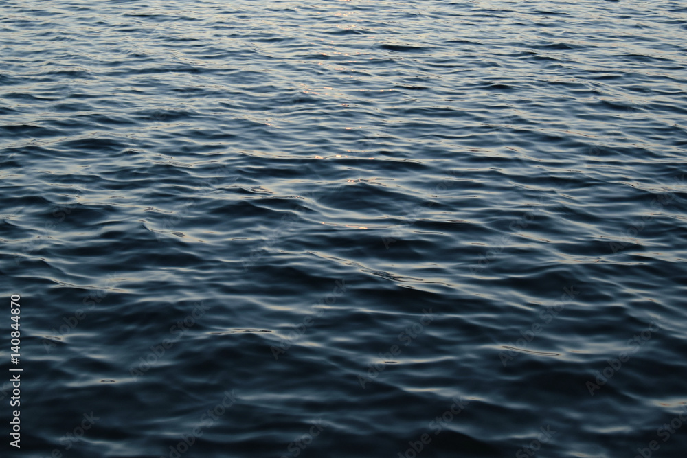 Naklejka premium Waves on the lake