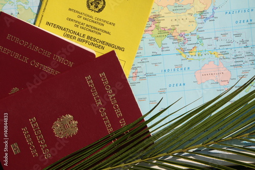 Obraz na płótnie World Travel, Entry Requirements, Weltreisen, Einreisebestimmungen; 2 EU-Reisepässe neben einem Impfausweis auf einer Weltkarte, daneben ein Palmwedel w salonie