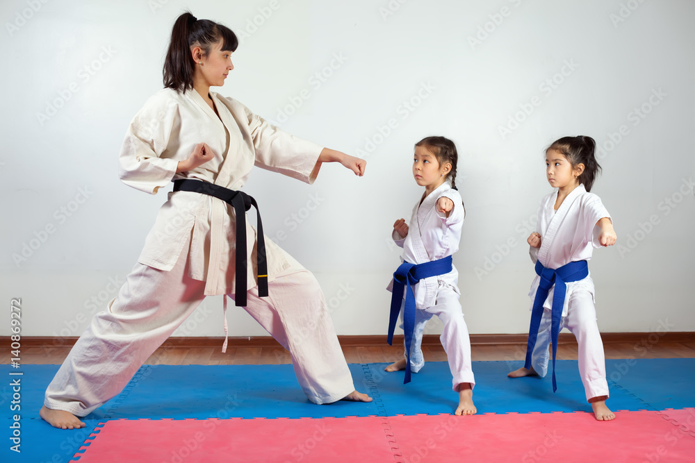 Coach woman showing martial art for children