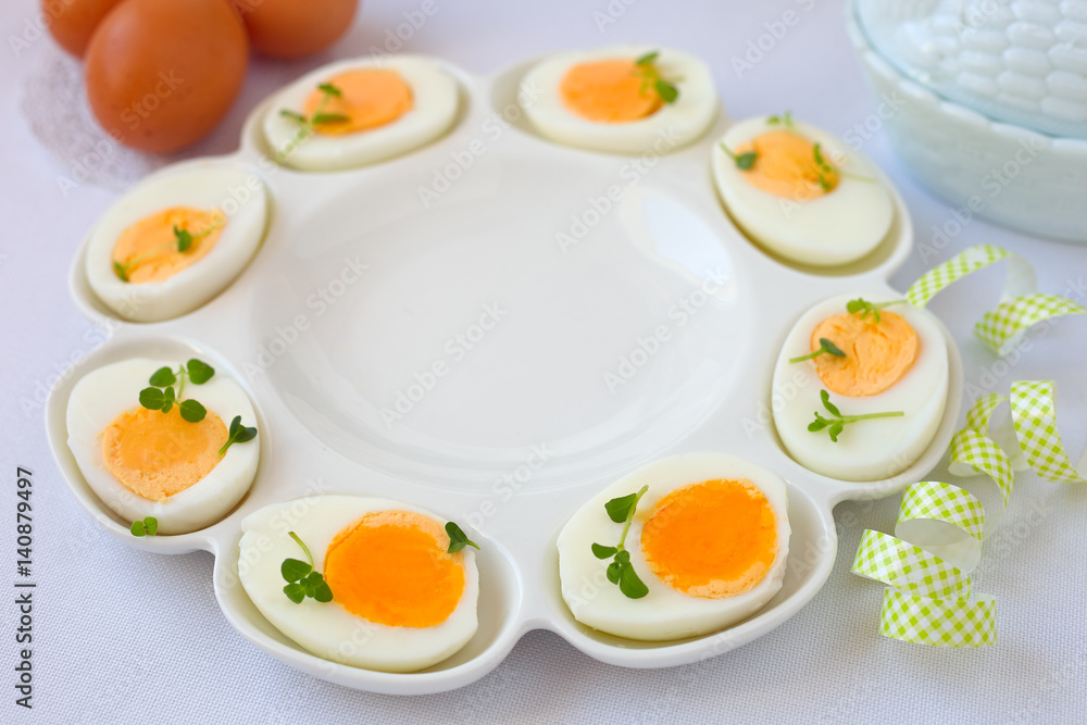 Gekochte Eier für Oster- Frühstück Gekochte Eier für Oster- Frühstück