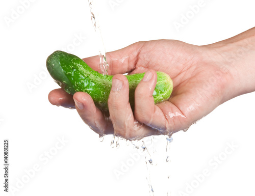 wash cucumbe