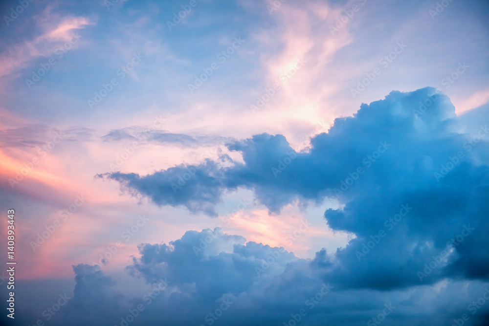 Naklejka premium Jaskrawy kolorowy zmierzchu niebo z światłem słonecznym i chmurami. Naturalne tło i tekstura