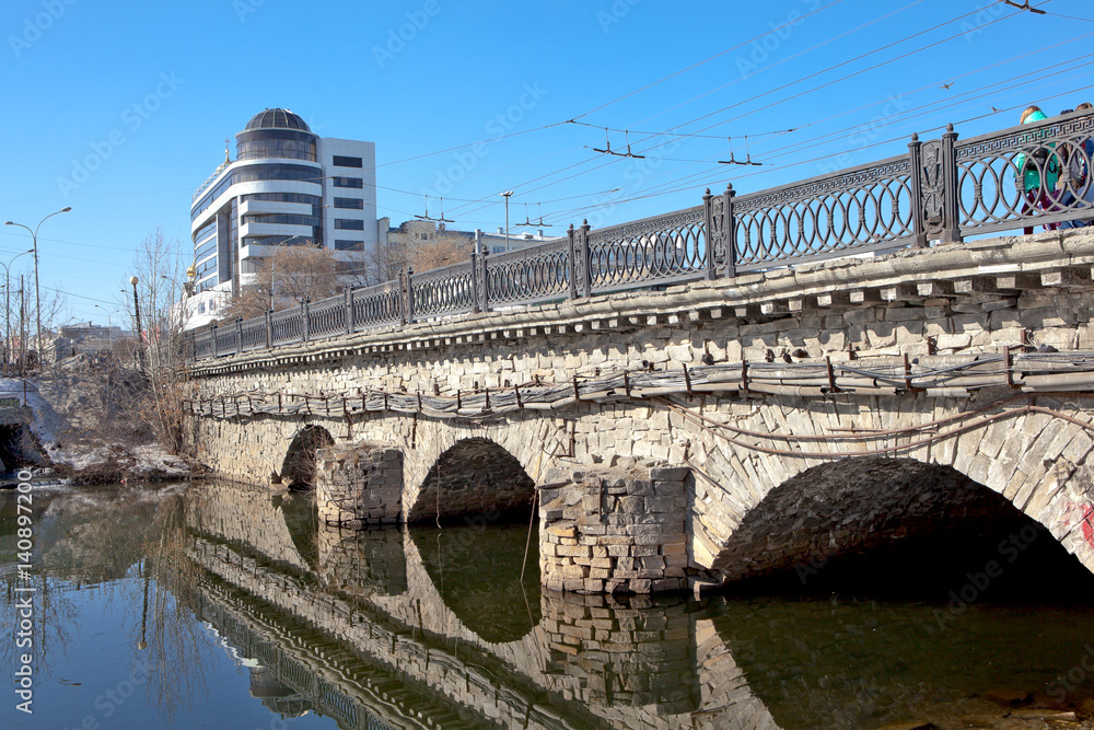 Obraz premium Ка́менный мост — первый каменный мост в Екатеринбурге через реку Исеть