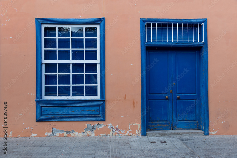 Fototapeta premium Mediterrane Fassade mit Tür und Fenster