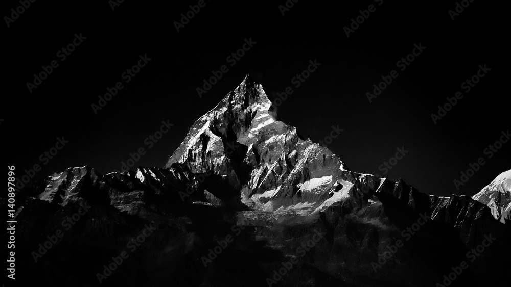 Naklejka premium Szczyt górski Machapuchare w Himalajach. Czarno-biały kolor.