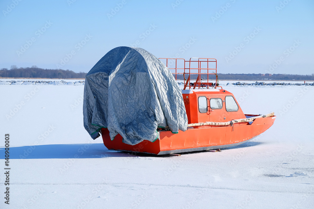 Obraz premium boat with a propeller on the ice of the Bay