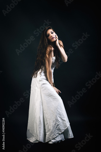 Jeune femme en robe blanche