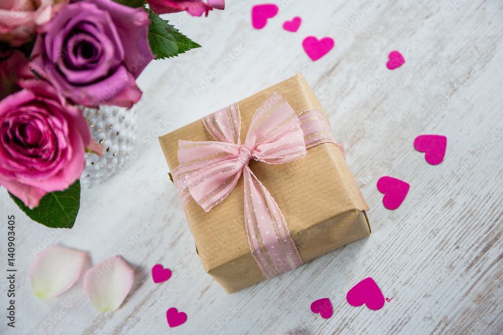 Ein schönes Geschenk mit Blumen