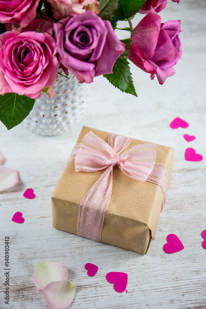 Ein schönes Geschenk mit Blumen Ein schönes Geschenk mit Blumen