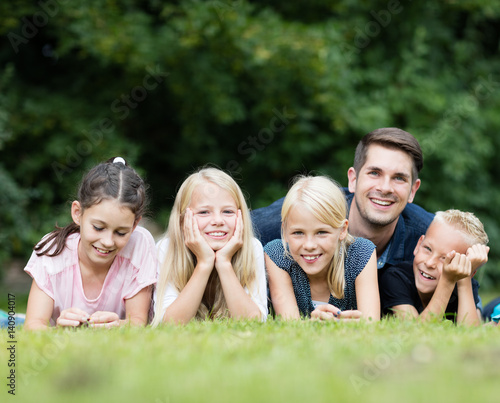 Gruppe Kinder liegen im Gras