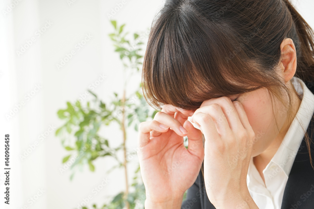 目が乾燥して疲れた若い日本人の女性
