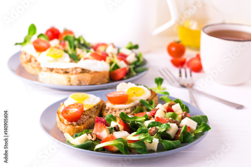 Salad with strawberry, spinach and goat cheese. Bruschettes