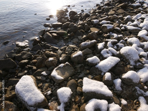 湖畔の朝 雪景色
