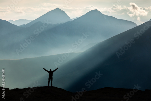L'uomo e la montagna photo