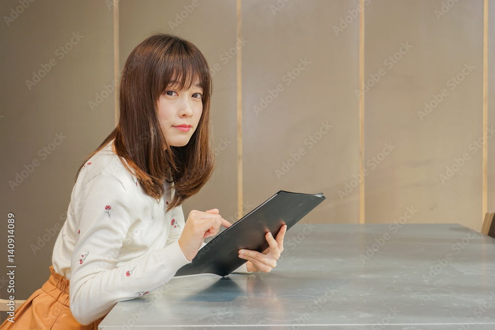 オフィスで資料を読む若い女性 オフィスで資料を読む若い女性