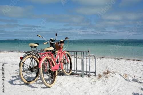 Foto bicycles on the beach summertime fun