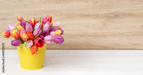 Fototapeta Naklejka Na Ścianę i Meble -  Tulpen vor Holz