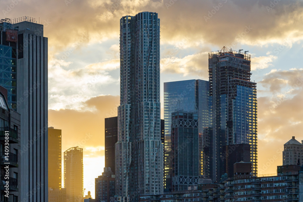 Naklejka premium Sunset behind New York City Skyline Skyscrapers