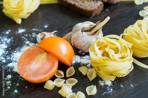 мучные изделия и овощи: макароны, хлеб, томаты и чеснок