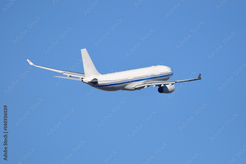 Obraz premium Avión de línea Airbus A330 despegando