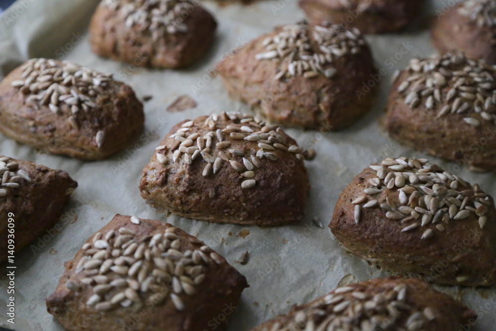 selbstgemachte brötchen auf dem backblech für das frühstück selbstgemachte brötchen auf dem backblech für das frühstück