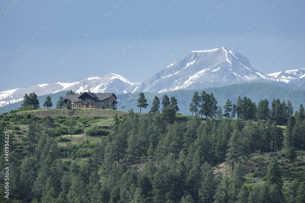 Obraz premium Snow capped mountain peaks from Pagosa Springs, Colorado