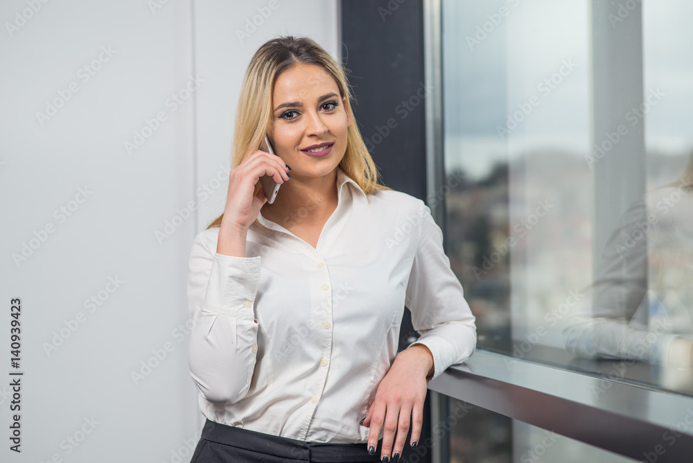 Fototapeta premium Młoda atrakcyjna kobieta w biurze biznesowym