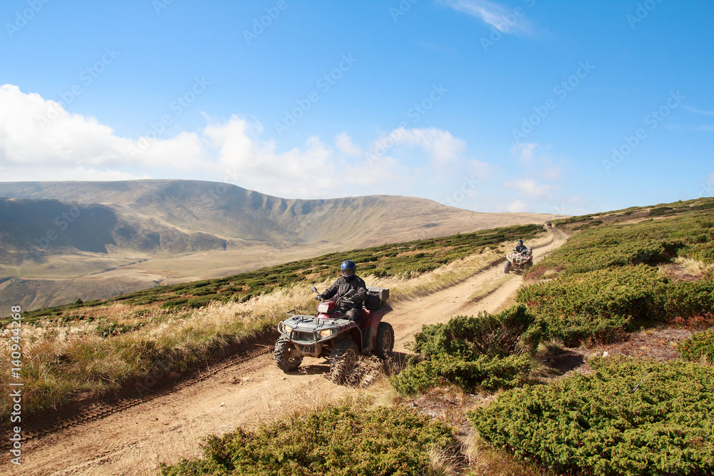 Fototapeta premium Turyści na quadach podróżują po górach. Karpaty