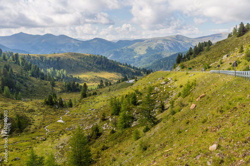 Bergpanorama mit Landstraße