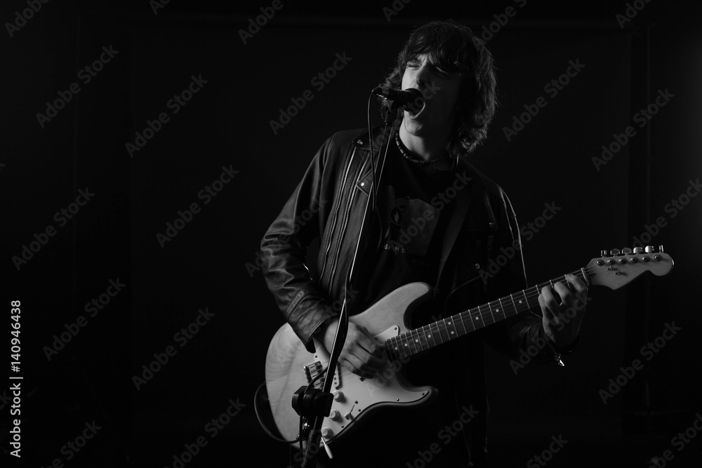 Fototapeta premium Śpiew gitarzysty