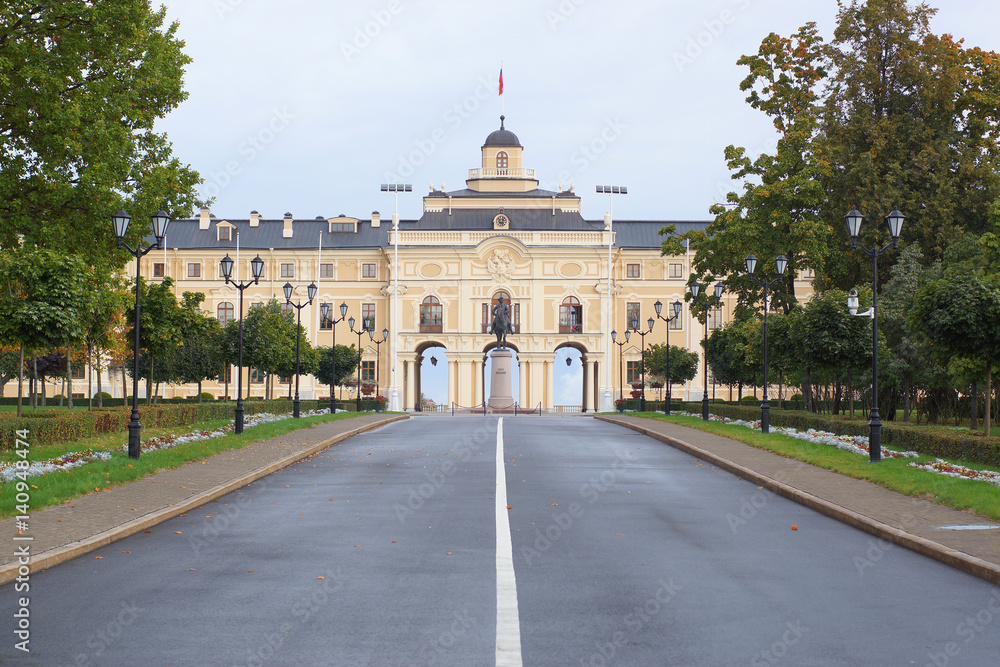 Fototapeta premium Road with markings to the Konstantinovsky Palace in Peterhof
