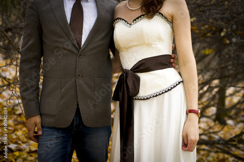 Осенний свадебный образ костюмов жениха и невесты