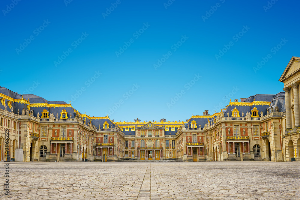 Naklejka premium wejście do pałacu wersalskiego, symbol władzy króla Ludwika XIV we Francji.