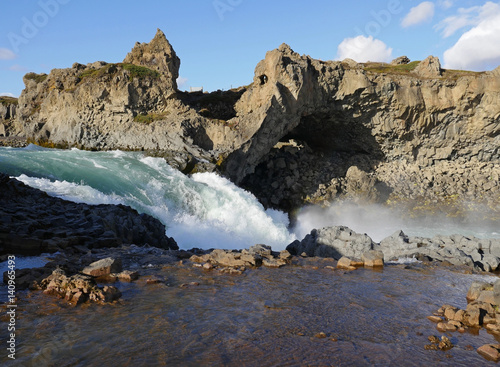 Der Fluss Skjálfandafljót am Wasserfall Godafoss im Norden von Island