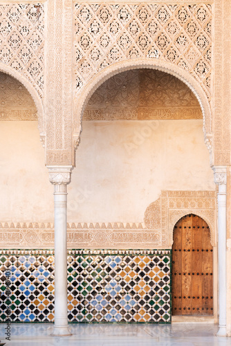 Fotografia Moorish arches and columns of Alhambra harem in Granada, Spain