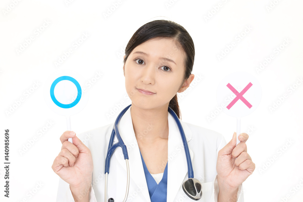 判定する女医 判定する女医