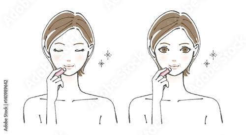 リップを塗る40代前後の女性