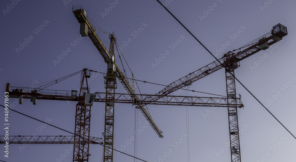 Viele Kräne am blauen Himmel