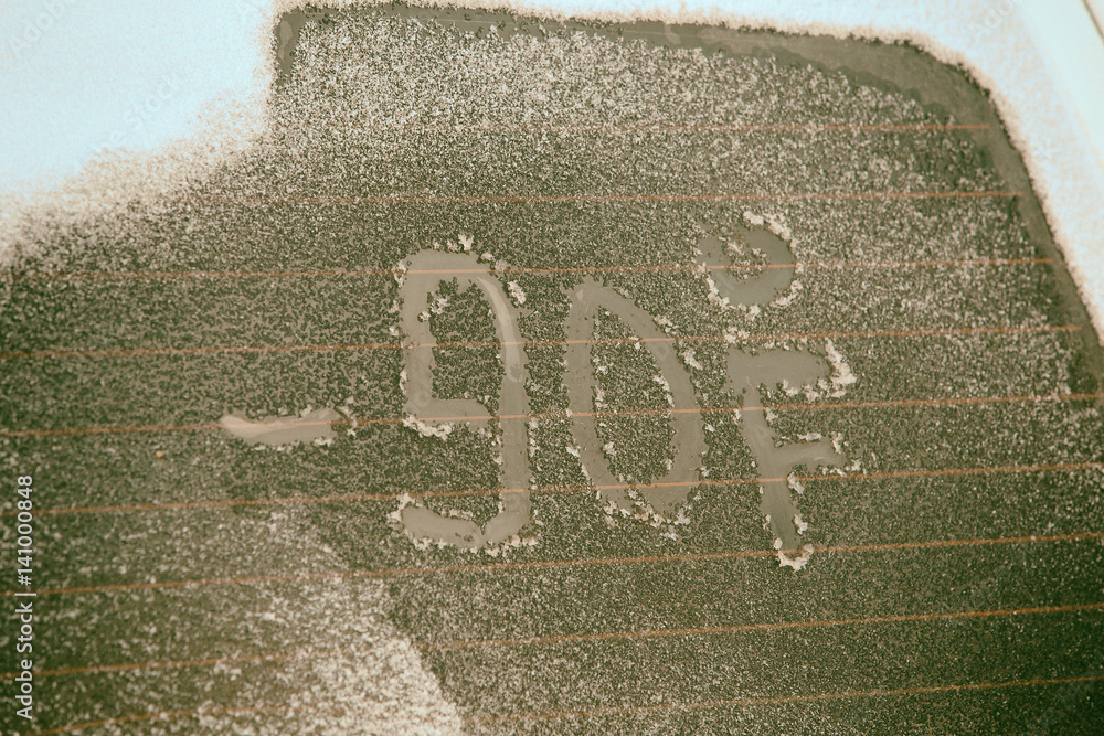 Obraz premium cars covered of snow and ice in the sunlight