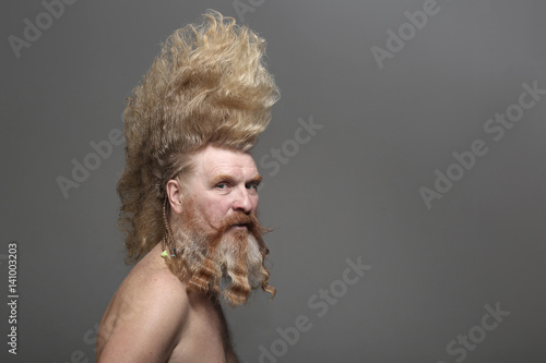 Foto adult man with a beard and a high mohawk